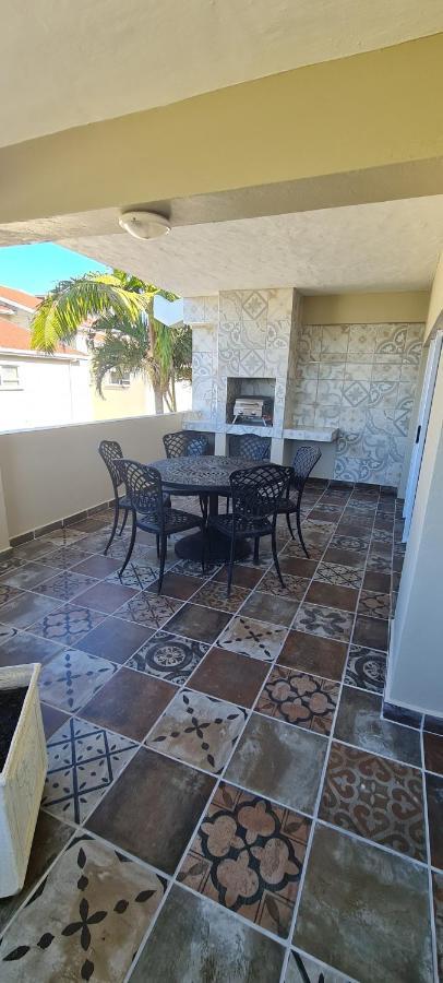 Aride 4 Awesome View Of Uvongo Main Swimming Beach From Communal Braai Area Apartment Margate Exterior photo