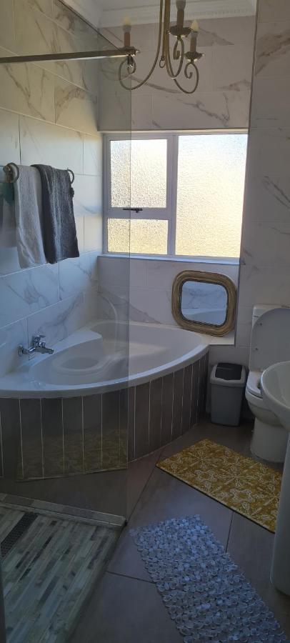 Aride 4 Awesome View Of Uvongo Main Swimming Beach From Communal Braai Area Apartment Margate Exterior photo